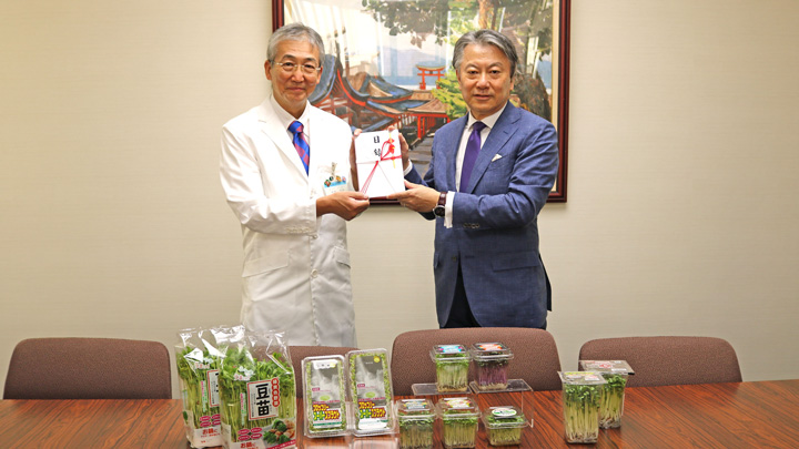 広島大学病院で行われた寄付贈呈で。木内病院長（左）と村上社長