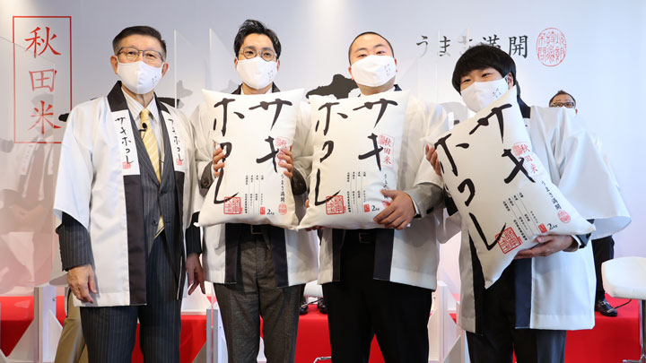 「サキホコレ」先行販売キックオフイベントを盛り上げたハナコのメンバーと秋田県知事（左）