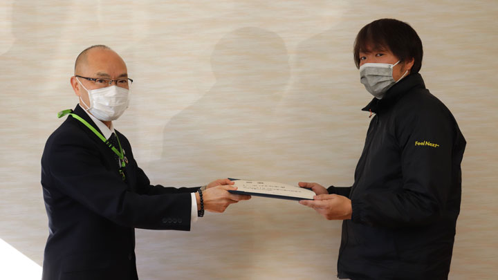 コープながの太田理事長（左）が佐久ネクストファーマーズの小林氏に支援金目録を贈呈