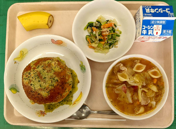 前田栄養士が考案した「小松菜ビスキュイパン　こまツナサラダ」