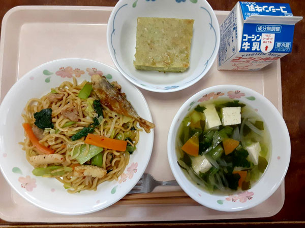 鳴海栄養士が考案した「ピリ辛小松菜焼きそば、小松菜とワカメのスープ、小松菜バナナケーキ」