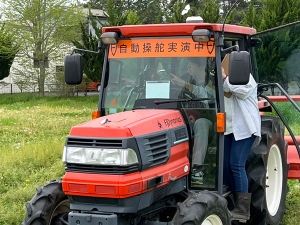 春日部みどりのPARK内「未来型総合農業＆ロボティクス研究所」における体験実習の様子