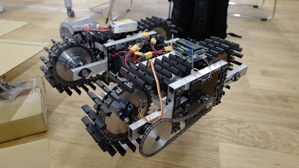 畠中さんが2021年度、ニュージランドのオタゴポリテクニックとのオンライン授業として行われた「エンジニアリングデザインIII」で製作した自動農業ロボット車台部分の小型プロトタイプ