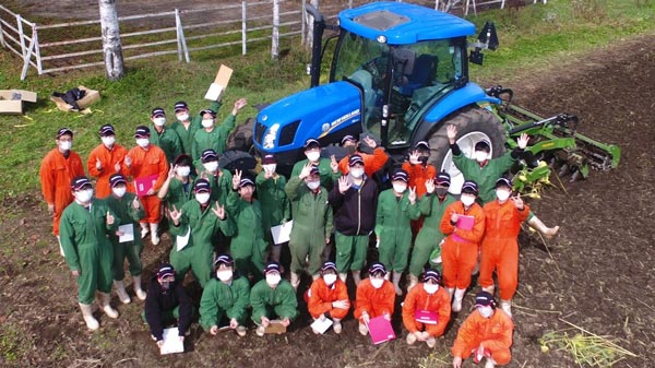 トラクターによるひまわりの緑肥鋤き込み作業を体験した北海道更別農業高校の生徒たち