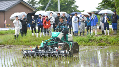 秋田県にかほ市にてアイガモロボ・除草機WEEDMANの実演　井関農機