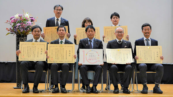武村副大臣と感謝状が授与された参画企業7社