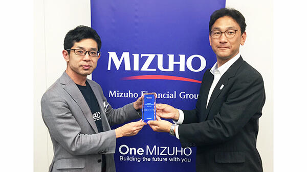 「Mizuho Innovation Award」の表彰を受けるスカイマティクスの渡邉善太郎社長（写真左）