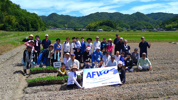 持続可能な集落営農に挑戦「丹波篠山黒枝豆」ANAグループらと植付け　いずみ営農組合